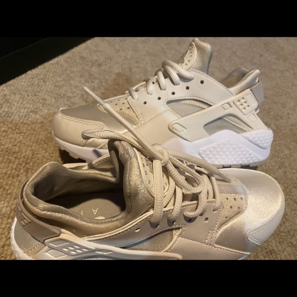 Women’s Nike Huaraches. Size 6.5. Cream/off white. - Picture 3 of 8